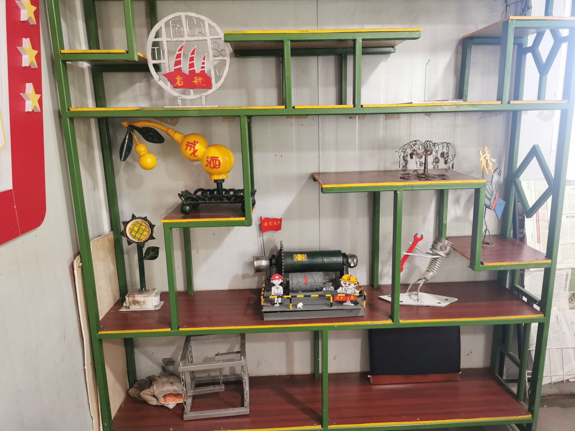 党员利用废弃的材料制作的工艺品