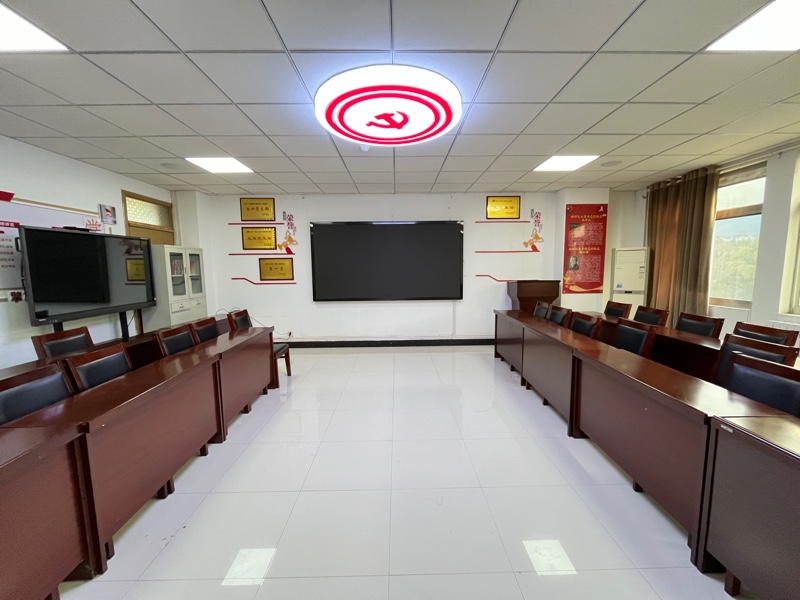 机关第二党支部与机关第一党支部合用党员活动室，有宣传栏、公示栏、优秀党员事迹展示栏、荣誉墙、学习大屏