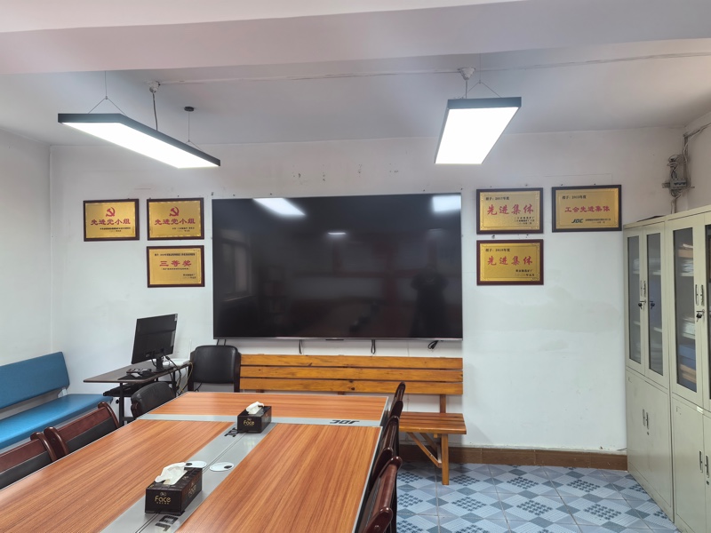 电脑、大屏幕、荣誉墙