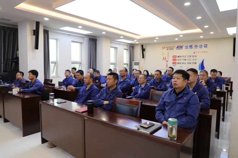 组织党员观看阅兵