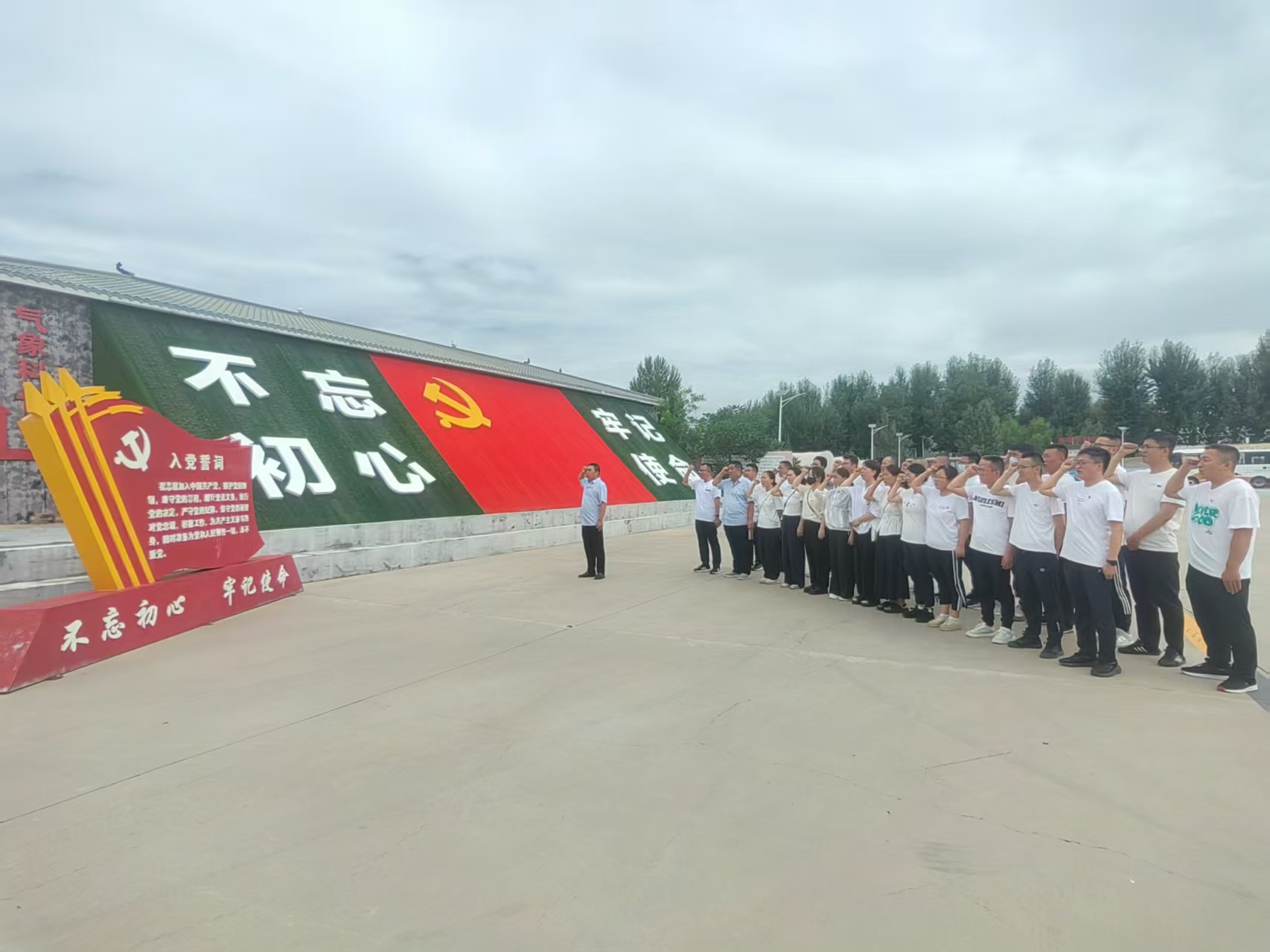 参观补浪河女子治沙连，学习治沙精神