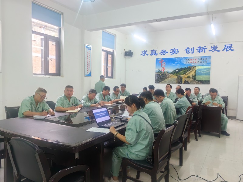 何联国到联系单位讲授学习教育专题党课