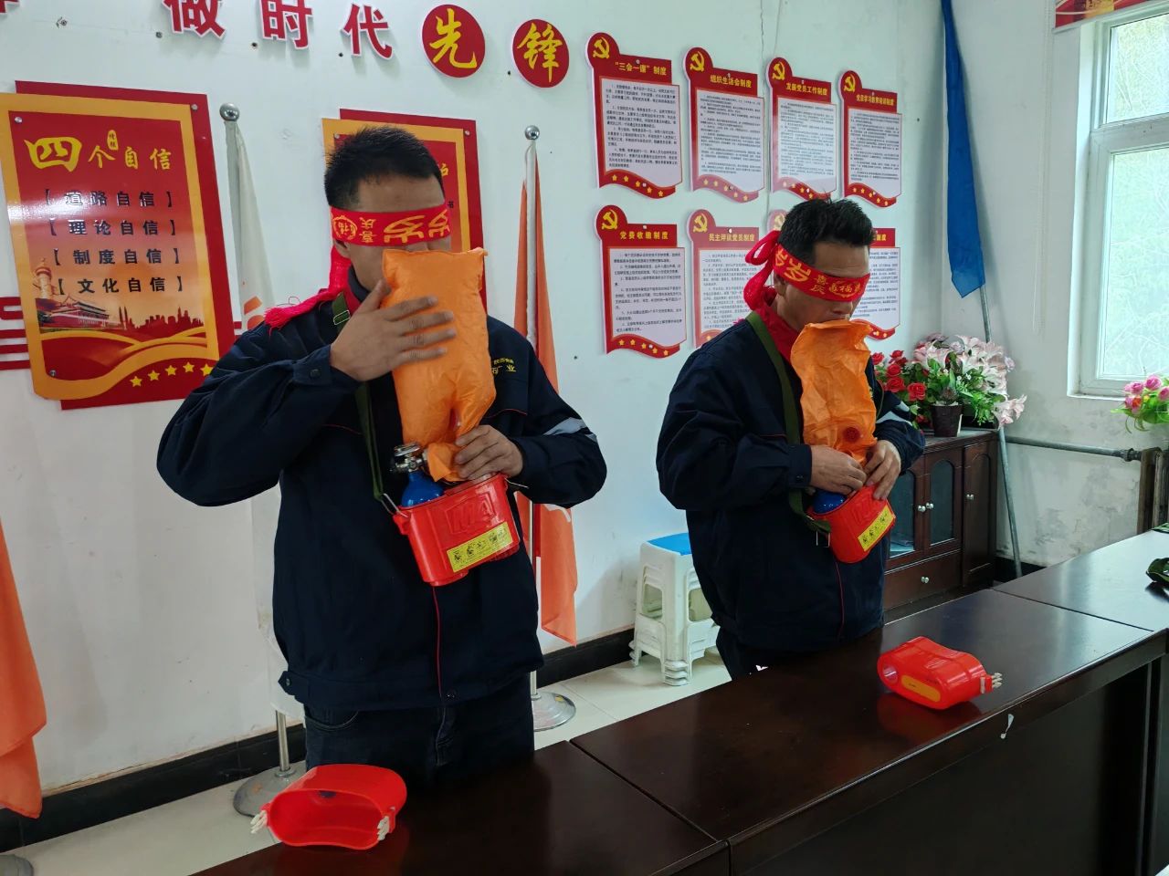 五洲矿业采矿厂开展压缩氧自救器专项实操培训
