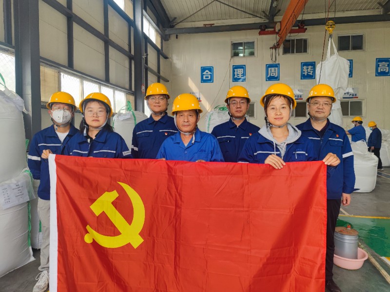 党旗在生产一线高高飘扬