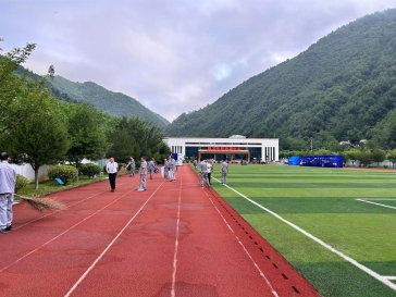 义务劳动，打扫运动场卫生