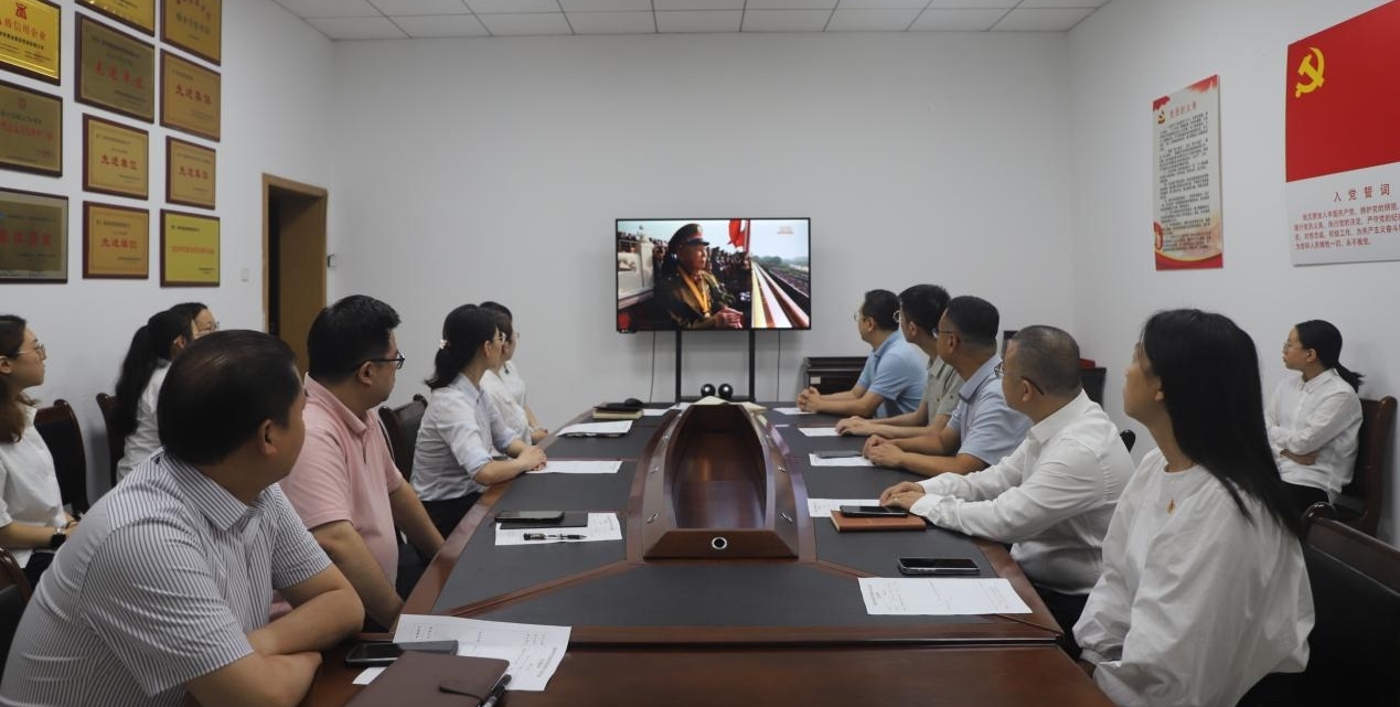 同看盛世阅兵 凝聚奋进力量——营销公司党支部组织观看纪念中国人民抗日战争暨世界反法西斯战争胜利80周年大会