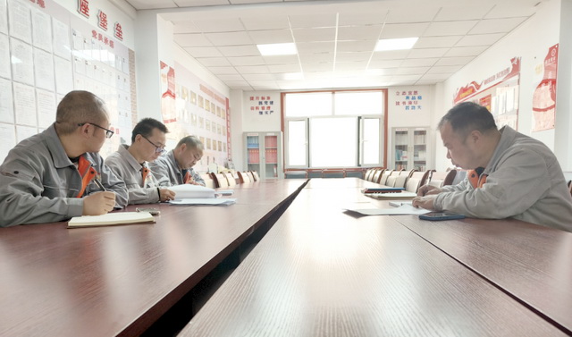 集体学习，讨论确定相关重点工作