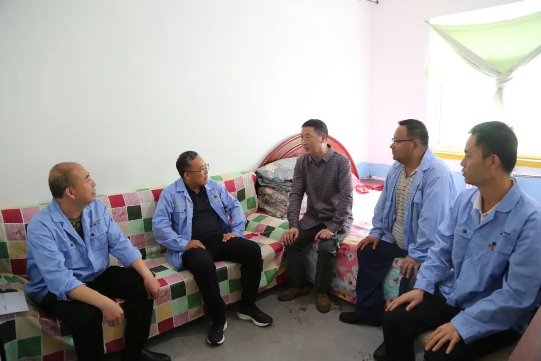 陕西铅硐山矿业有限公司党委走访慰问困难党员传递组织关怀