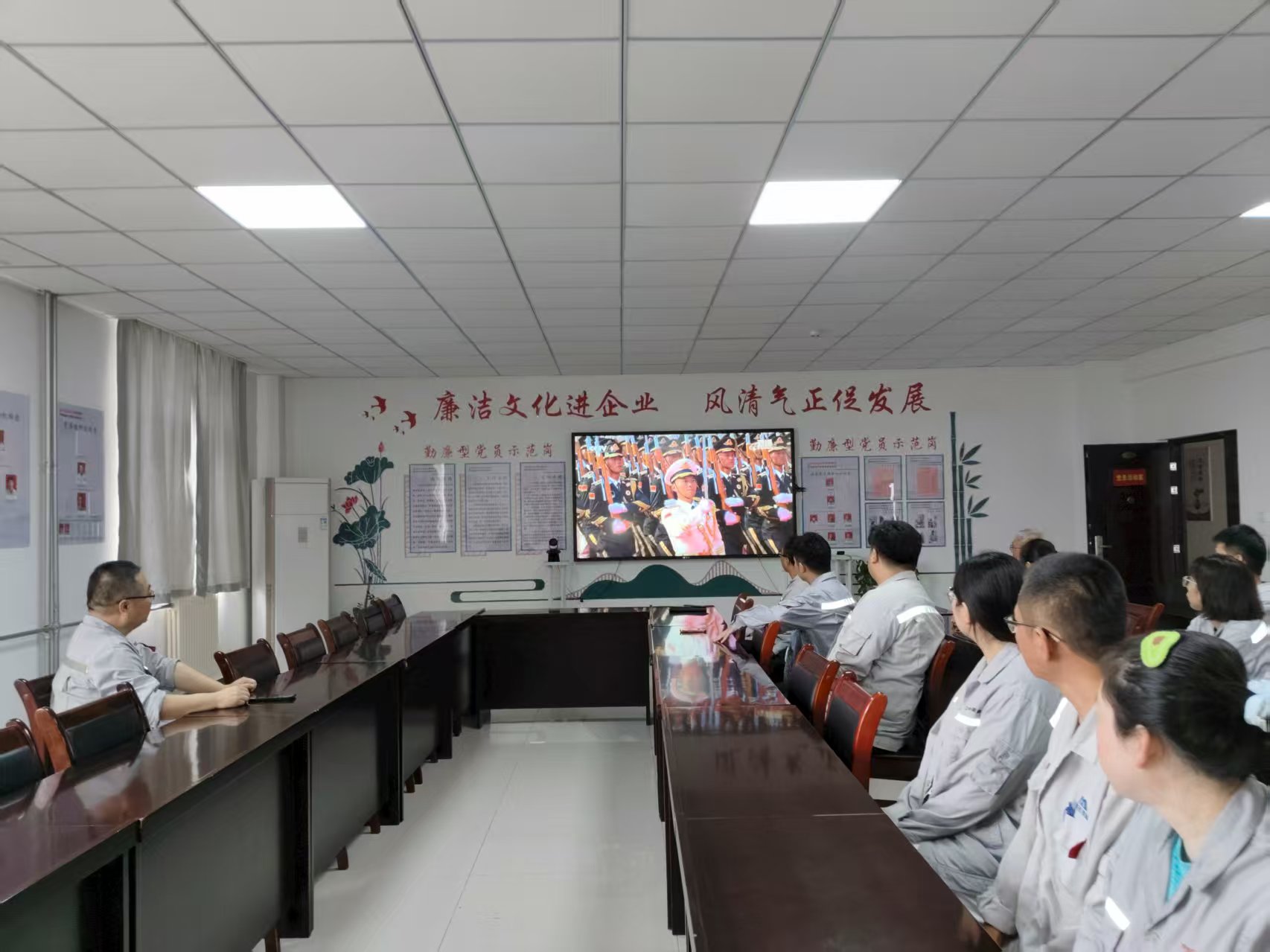 党员齐聚，共观九三阅兵仪式