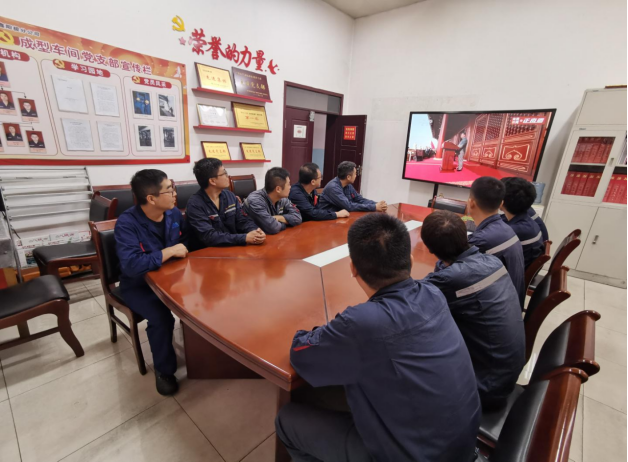 支部组织党员及车间骨干观看9.3大阅兵