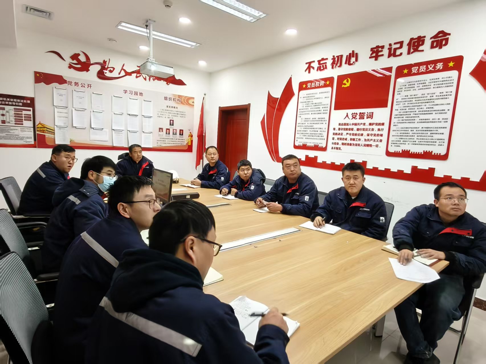 公司党委委员、总会计师罗建涛到公用工程部党支部宣讲党的二十届四中全会精神