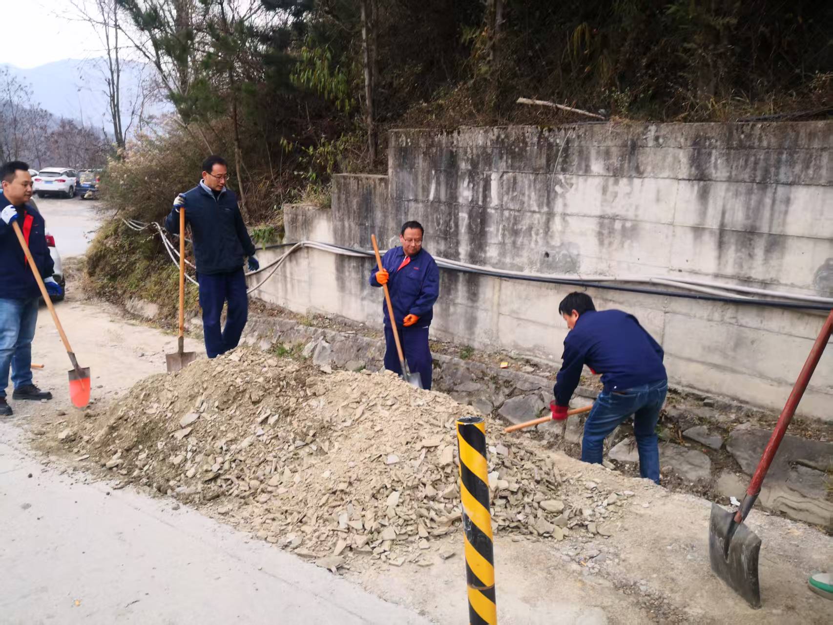 12.9应对大雪恶劣天气——储备道路防滑料