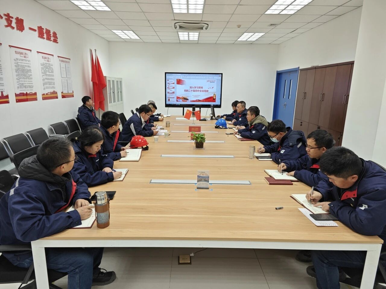 深入学习贯彻党的二十届四中全会精神|公司党委委员、纪委书记沈生录深入设备维修部党支部宣讲党的二十届四中全会精神