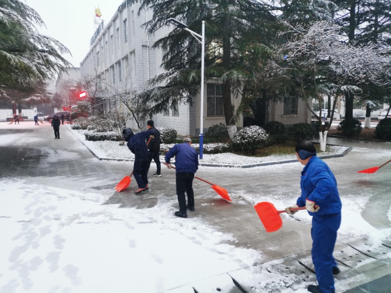 后勤扫雪迎新年 保障出行暖人心