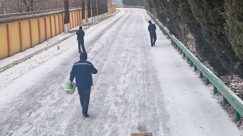 1月1日积雪覆盖路面，车队党员上路融雪消冰