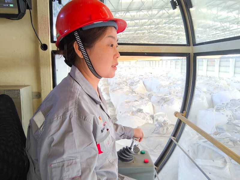 守护“咽喉要道”的天车人——记铝镁合金分公司净化供料车间天车工姬海侠