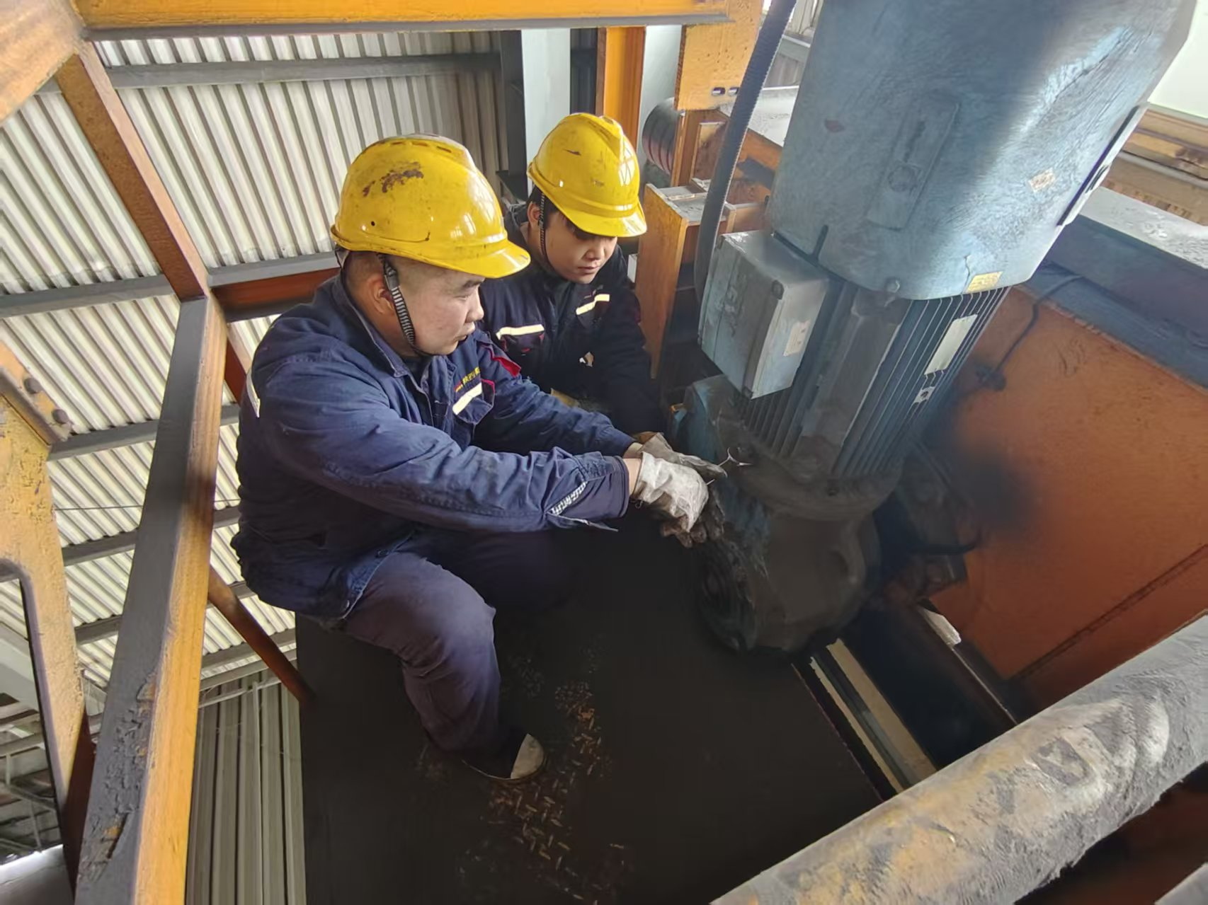 阳极分公司焙烧车间成功 攻克四号堆垛天车主动轮更换难题