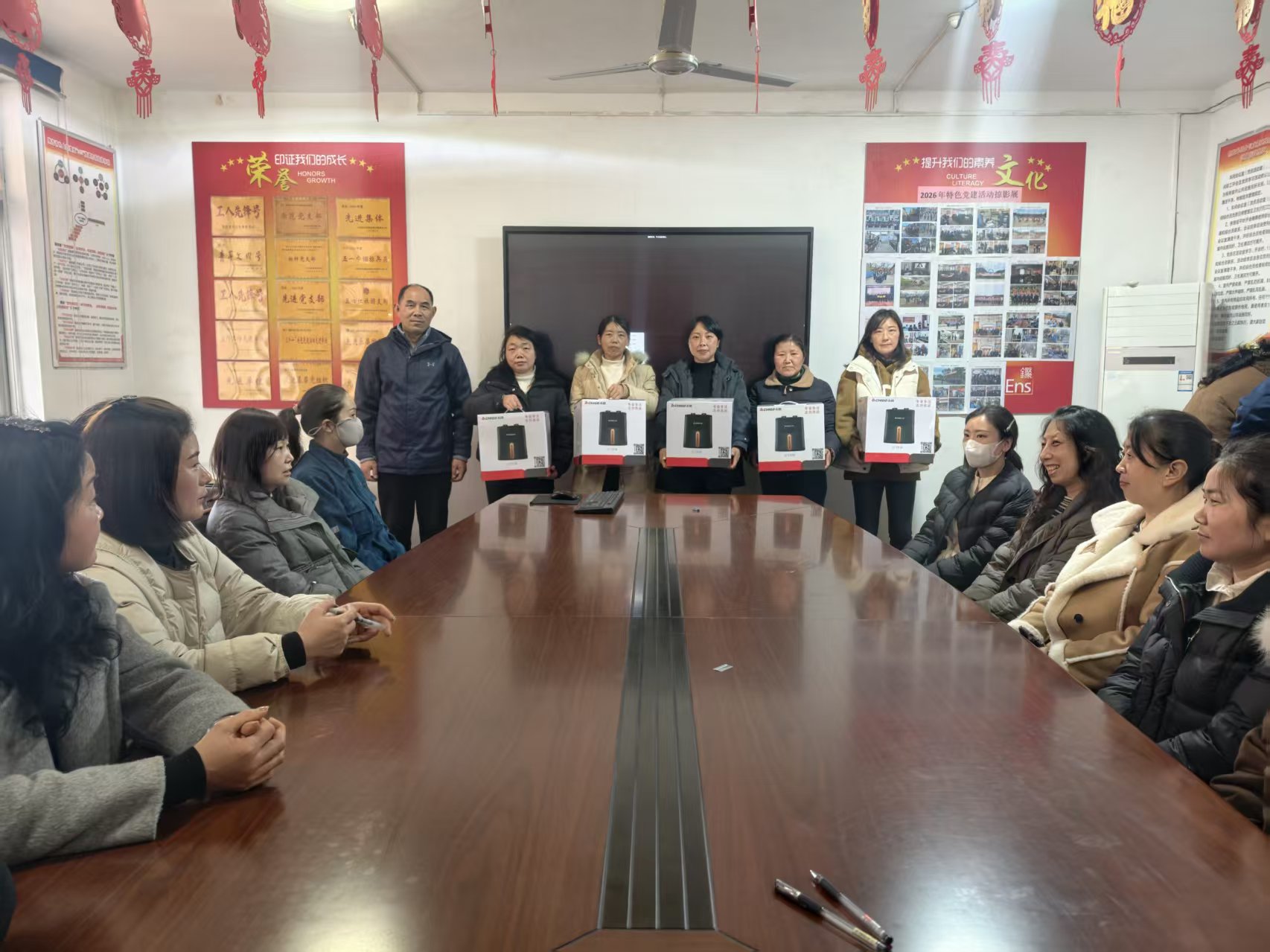硫酸车间党支部开展“绽放巾帼美 共谱新篇章”三八妇女节活动