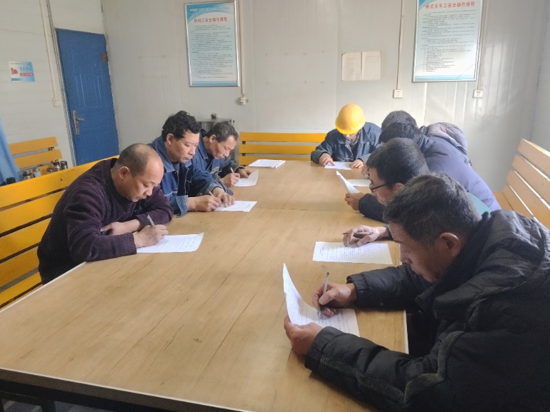 铝镁合金分公司净化供料车间开展外委翻包人员专项安全培训