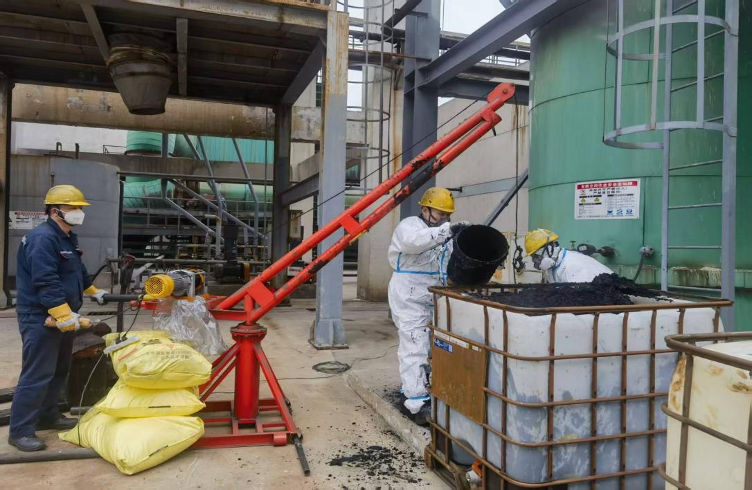 阳极分公司焙烧车间 开展烟气净化系统烟道维护作业