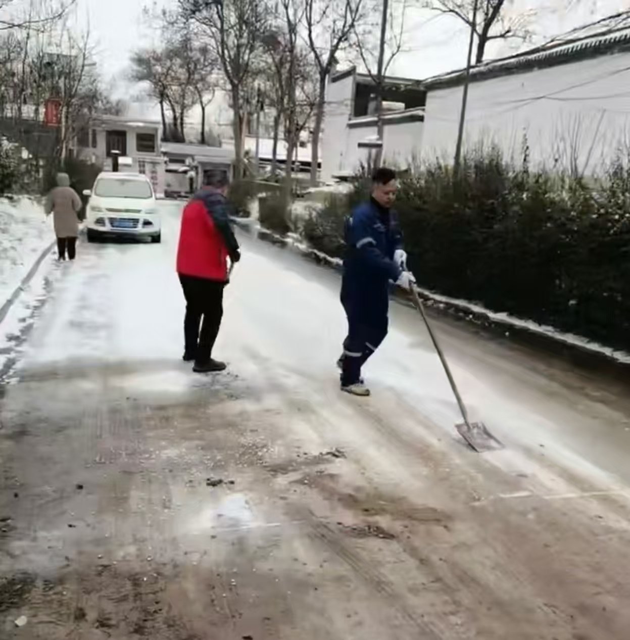 破冰除险保畅通 车辆班坚守暖民心——综合分厂车辆班暴雪后紧急清理厂区至家属区结冰路段