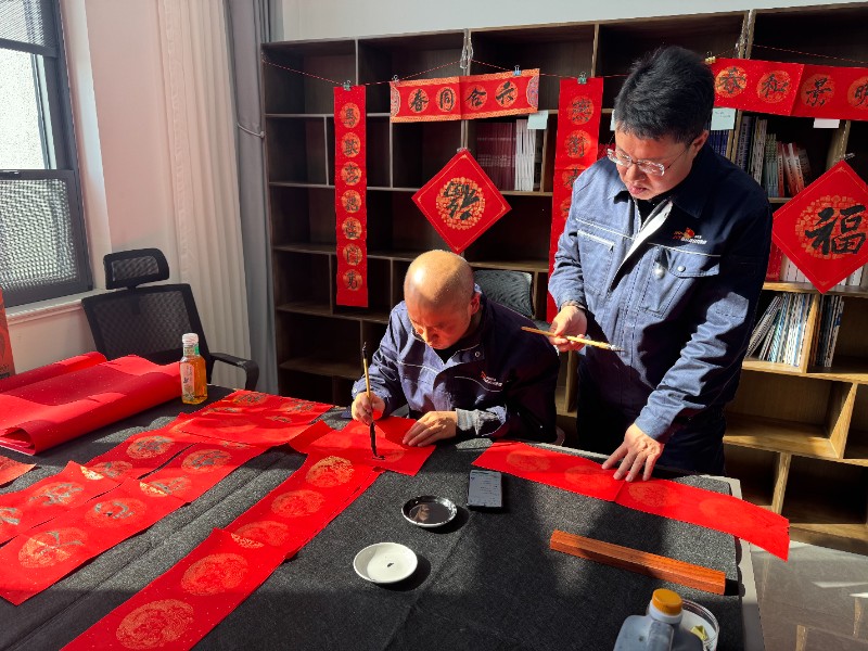 榆林新材料集团合金分公司铸造车间党支部于合金分公司阅览室组织开展“福暖新春·墨润马年”主题党日活动