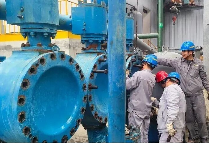 一选厂完成4号隔膜柱塞泵预防性维护作业