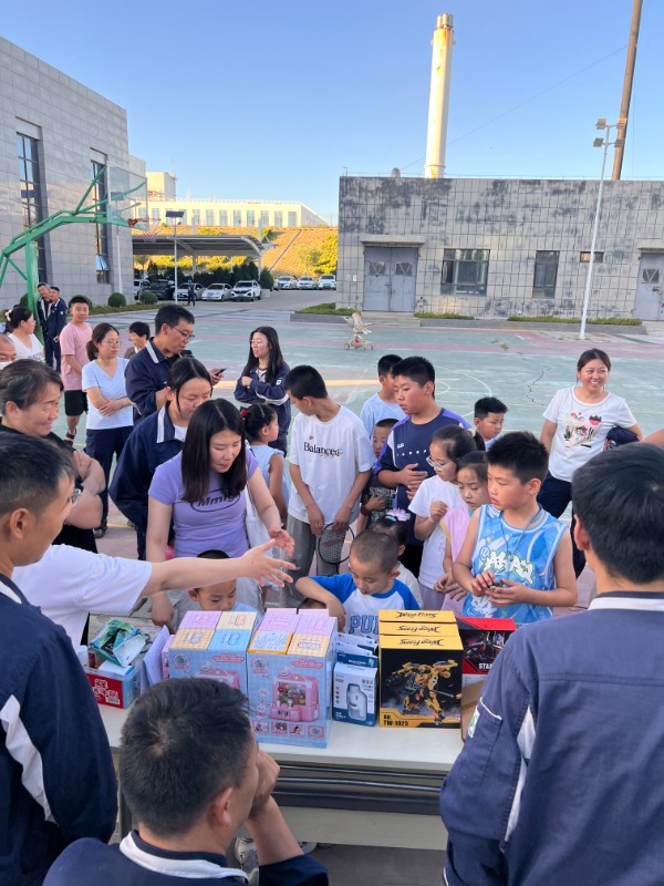 公用事业部党支部开展趣味亲子协力竞走活动