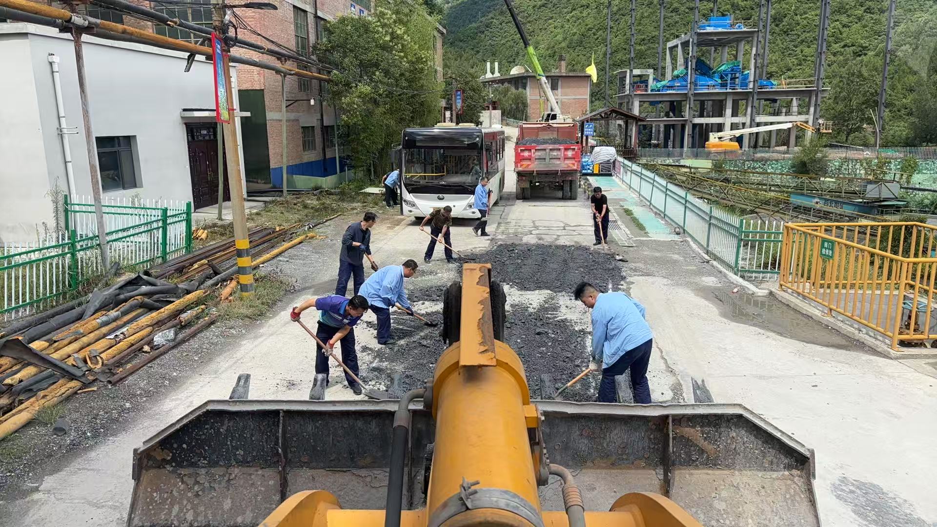 8月党员先锋齐动手 修补道路保畅通 ——践行先锋使命 车队开展厂区道路修补工作